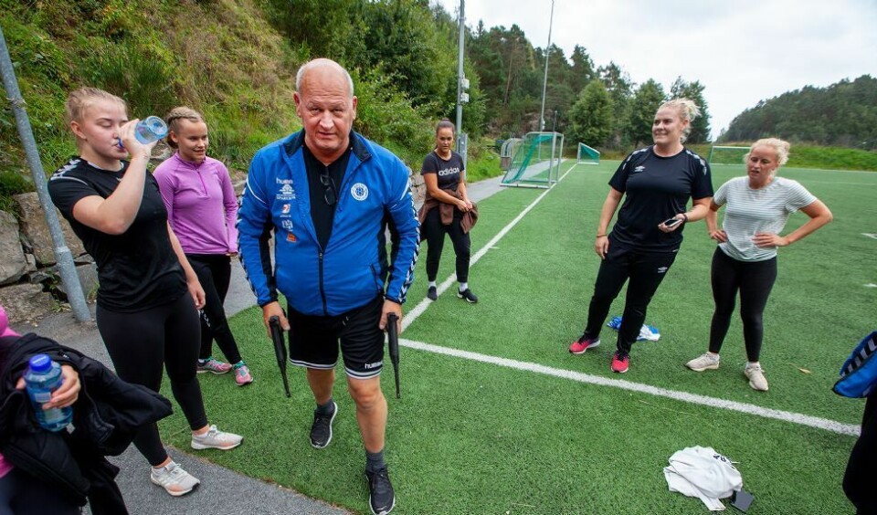 - Jeg har vært ute en vinternatt i 3. divisjon før, og er nivået nå det samme som det var for noen år siden, vil vi ligge i toppen av divisjonen gjennom sesongen. Såpass tro har jeg på denne gjengen hvor mange solide spillere har kommet til klubben i år. Det er spillere som alle har en tilhørighet til Søgne på en eller en annen måte, og det bygger positivitet rundt klubben og lagene.
- I tillegg betyr den store spillerstallen at vi ikke lenger er avhengige av enkeltspillere som vi var i opprykksesongen. Klubben er i «plussmodus», og når jeg teller etter har jeg i dag to keepere, en til er for innadgående, og alle tre er gode nok for 3. divisjon. Jeg har tre strekspillere, seks vinger og åtte backer. Det er en drømmesituasjon, sier Hagen som er svært optimistisk foran årets sesong, sa han dengang. - Jeg har vært ute en vinternatt i 3. divisjon før, og er nivået nå det samme som det var for noen år siden, vil vi ligge i toppen av divisjonen gjennom sesongen. Såpass tro har jeg på denne gjengen hvor mange solide spillere har kommet til klubben i år. Det er spillere som alle har en tilhørighet til Søgne på en eller en annen måte, og det bygger positivitet rundt klubben og lagene.
- I tillegg betyr den store spillerstallen at vi ikke lenger er avhengige av enkeltspillere som vi var i opprykksesongen. Klubben er i «plussmodus», og når jeg teller etter har jeg i dag to keepere, en til er for innadgående, og alle tre er gode nok for 3. divisjon. Jeg har tre strekspillere, seks vinger og åtte backer. Det er en drømmesituasjon, sier Hagen som er svært optimistisk foran årets sesong, sa han dengang.