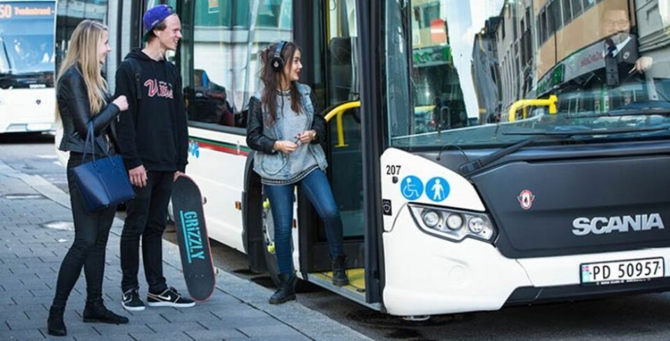 Ber folk om å la skoleelever få gå først på bussen