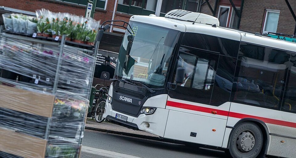 Ber folk om å la skoleelever få gå først på bussen