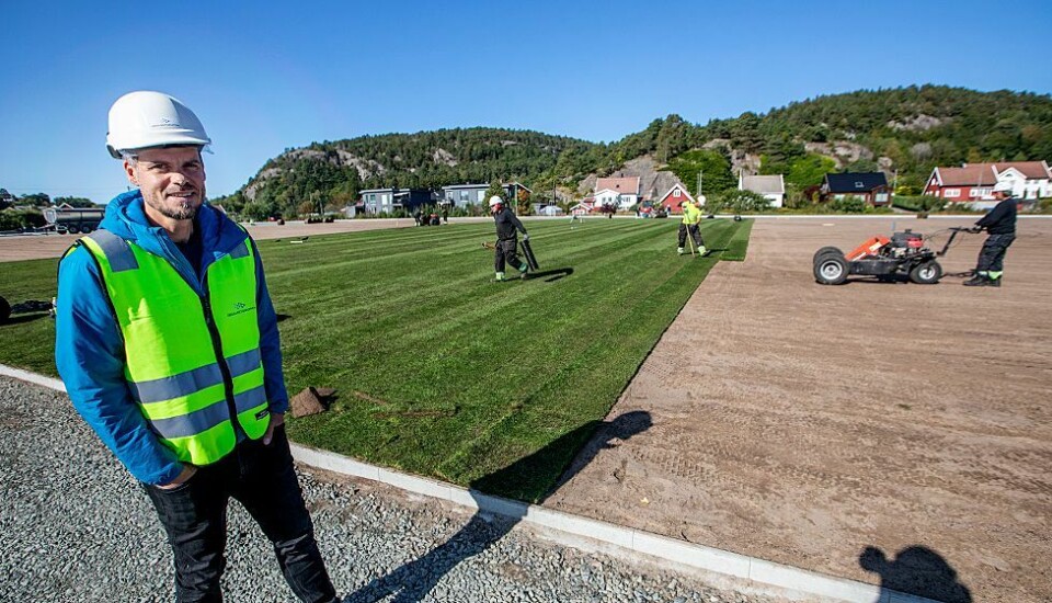 Nå legges 7.500 kvadratmeter gress