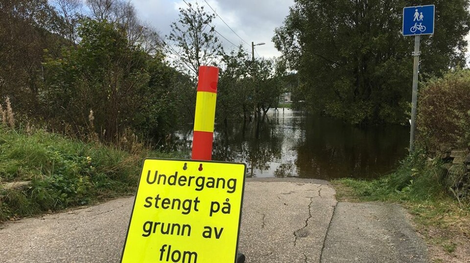 Undergang stengt grunnet flom