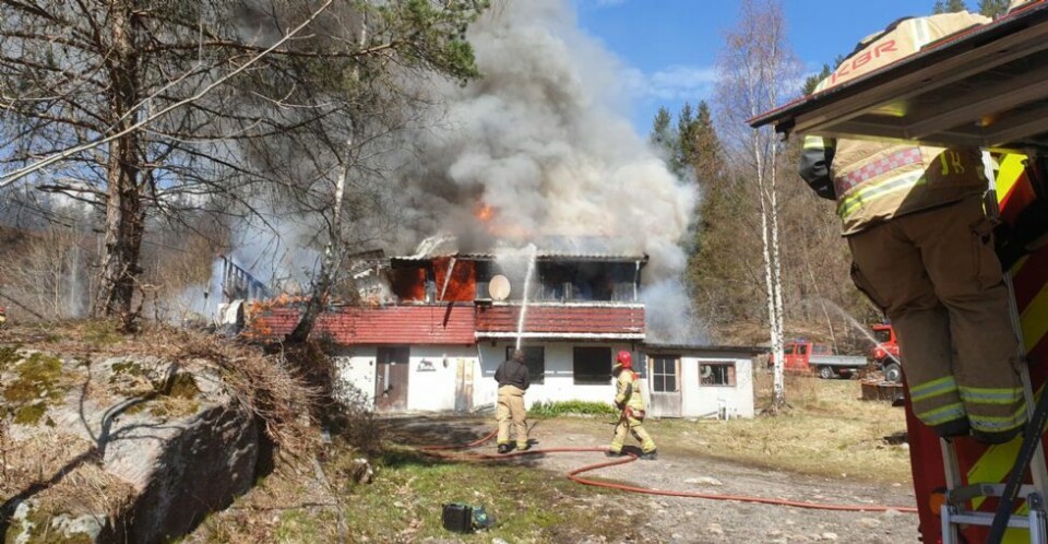 Boligbrann i Songdalen: En person reddet ned fra veranda i 2. etasje. Se video