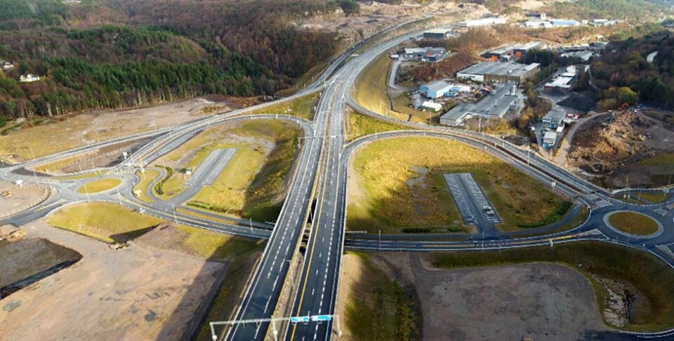 Parkeringsplass og bussholdeplass, men ingen busser stopper