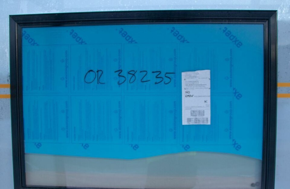 Parkeringsplass og bussholdeplass, men ingen busser stopper