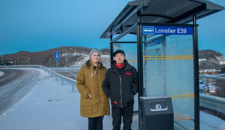 Parkeringsplass og bussholdeplass, men ingen busser stopper