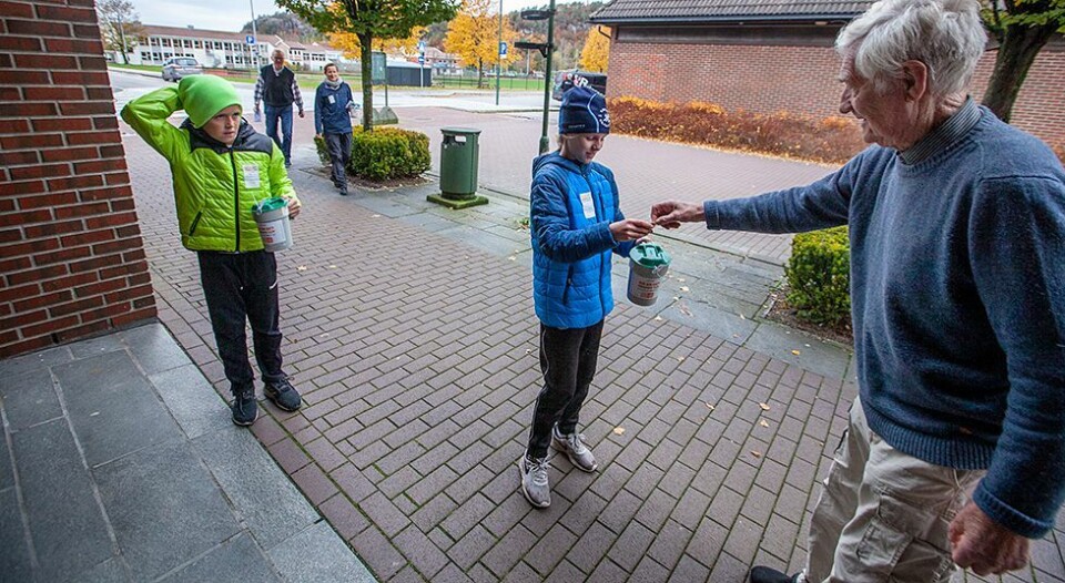 Tok innsamlingsbøssa i egne hender