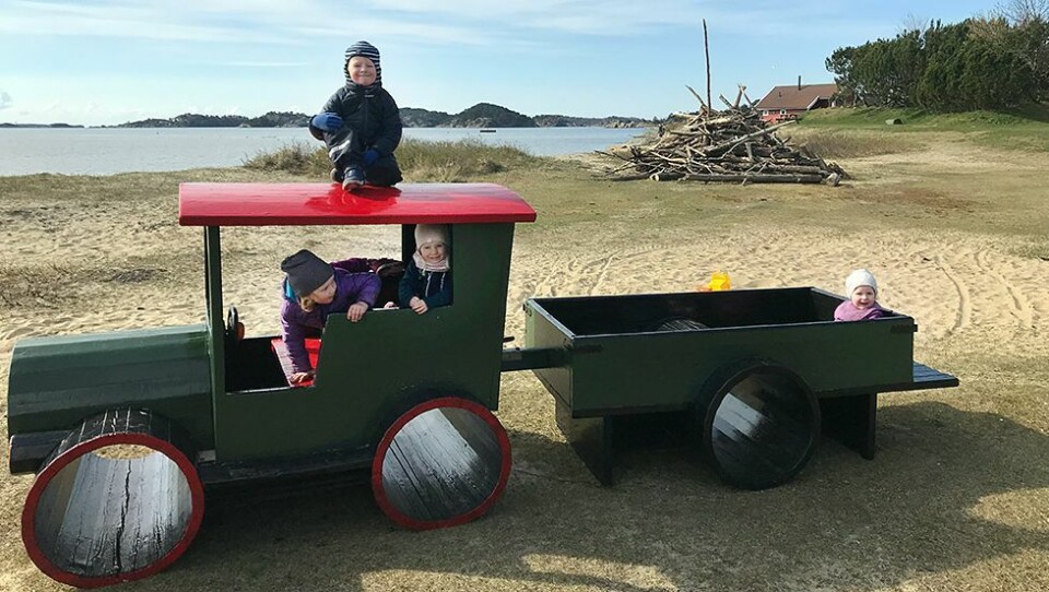 - Det kommer en båt også