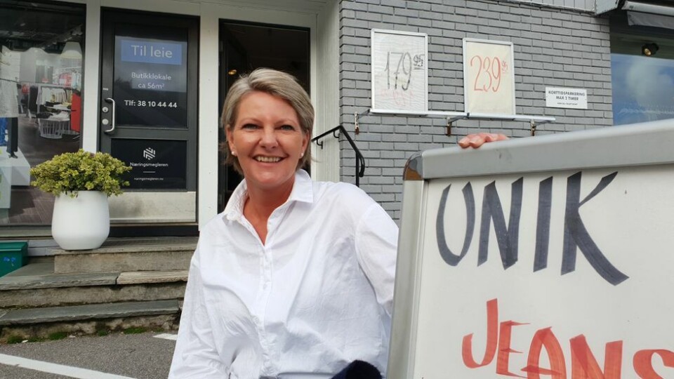 - Her åpnet jeg igjen mandag denne uken, men vi har begrenset åpningstid til to timer per dag, sier innehaver av Unik, Gunn Aina Andersen (bildet) til N247.
Andersen får mange gode tilbakemeldinger fra kunder som setter pris på at det er mulig å få handlet fra butikken på Tangvall. Selv legger hun til at hun håper å bidra til å gjøre forholdene «litt mer normalt» ved å gi befolkningen anledning til å få handlet også nå.
- Ikke alle har lyst eller mulighet til å gå ut og oppsøke butikkene i dag, det skjønner vi og legger ut bilder av flere produkter som folk kan bestille for levering på døra. Vi prøver å legge til rette så godt vi kan i disse tider selv om omsetningen er langt unna det som er normalt, sier Andersen.
- Prøver lørdag
- Som kjedebutikk må vi forholde oss til kjedens policy, og butikken har vært helt stengt en periode nå. Lørdag holder jeg åpent i de fire butikken jeg driver, så ser vi etter dette hvordan det går, sier Mette Christensen som driver butikken B.young på Tangvall.
Hun legger til at situasjonen er uberegnelig og tenker det er vanskelig å si hva som skjer videre.
- Vi mistet all omsetning da restriksjonene bli innført, men nå prøver vi lørdag og ser an videre drift, sier Christensen.