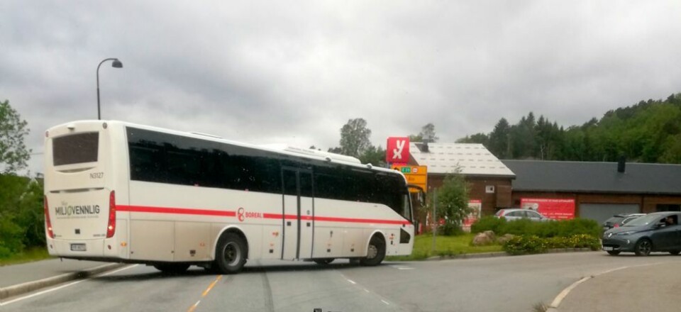 Fylkesveien åpen igjen etter at buss stod på tvers i Toftelandsveien