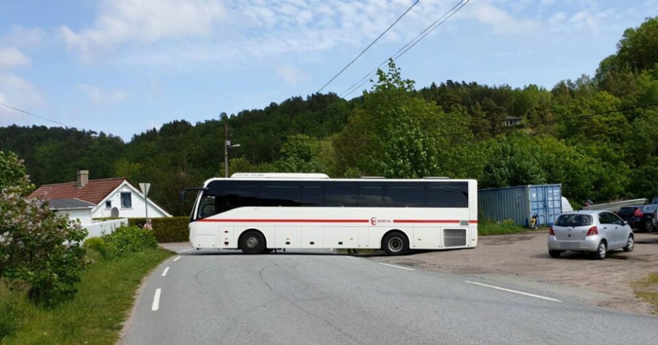 Fylkesveien åpen igjen etter at buss stod på tvers i Toftelandsveien