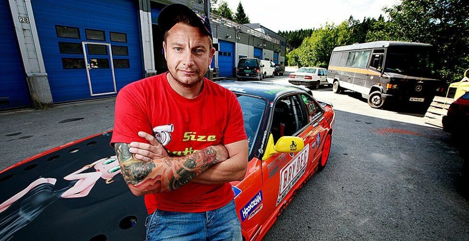 - Mye fart, svidd gummi og røyk