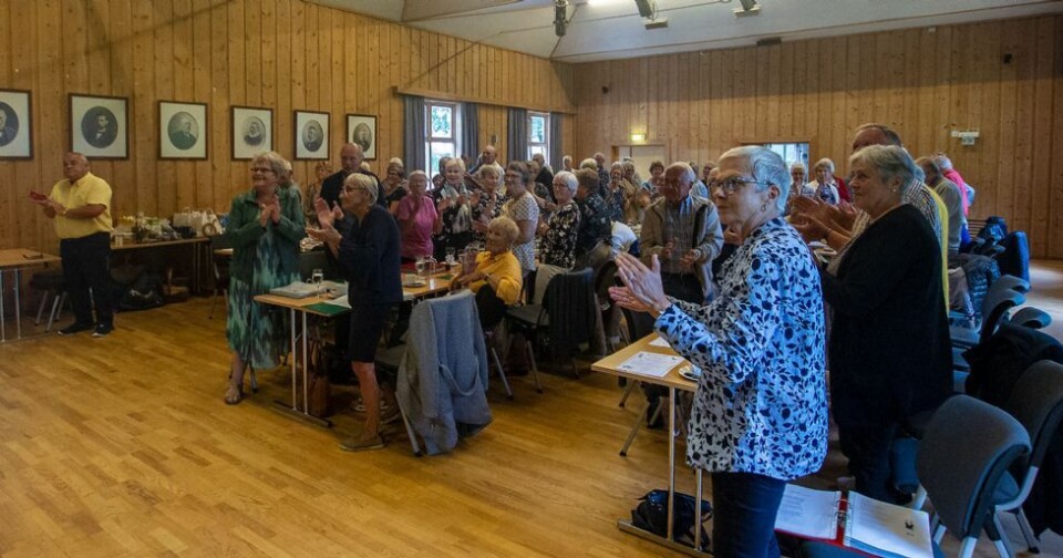Overrakte hjertestarter til Heimklang