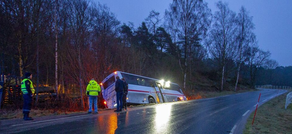 Skolebuss havnet utfor veien