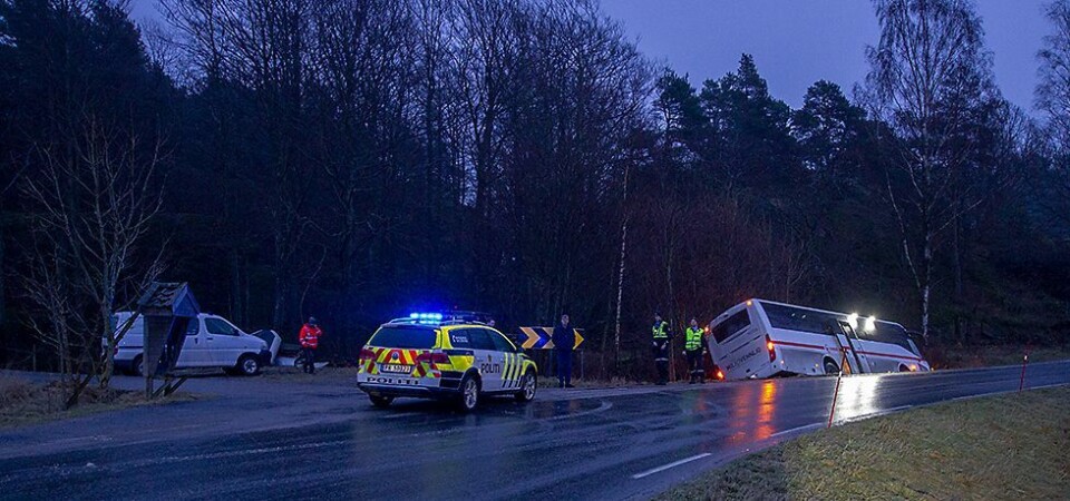 Skolebuss havnet utfor veien