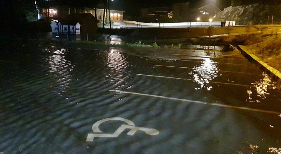 Vi følger stormfloen gjennom natten: - Begynner å gå over kaia i Høllen