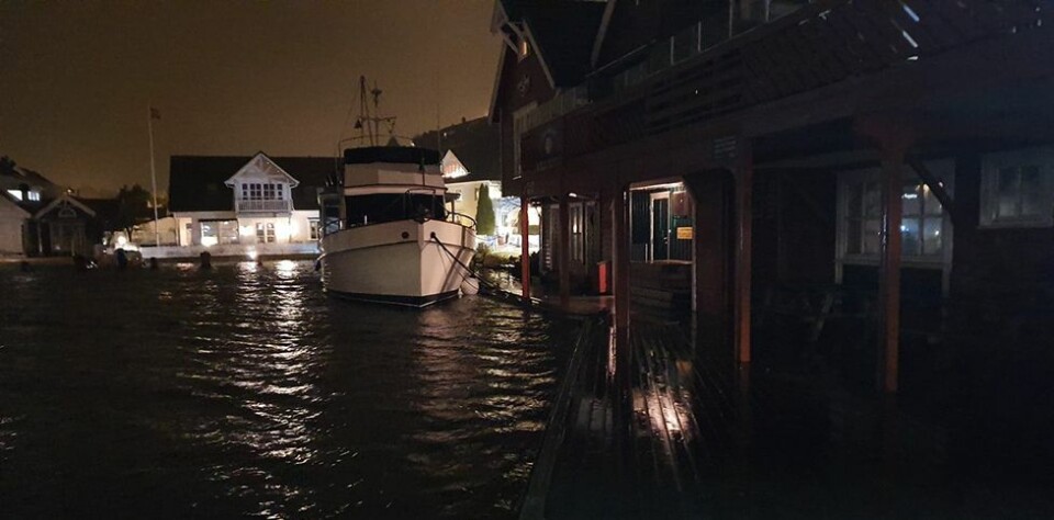 Vi følger stormfloen gjennom natten: - Begynner å gå over kaia i Høllen