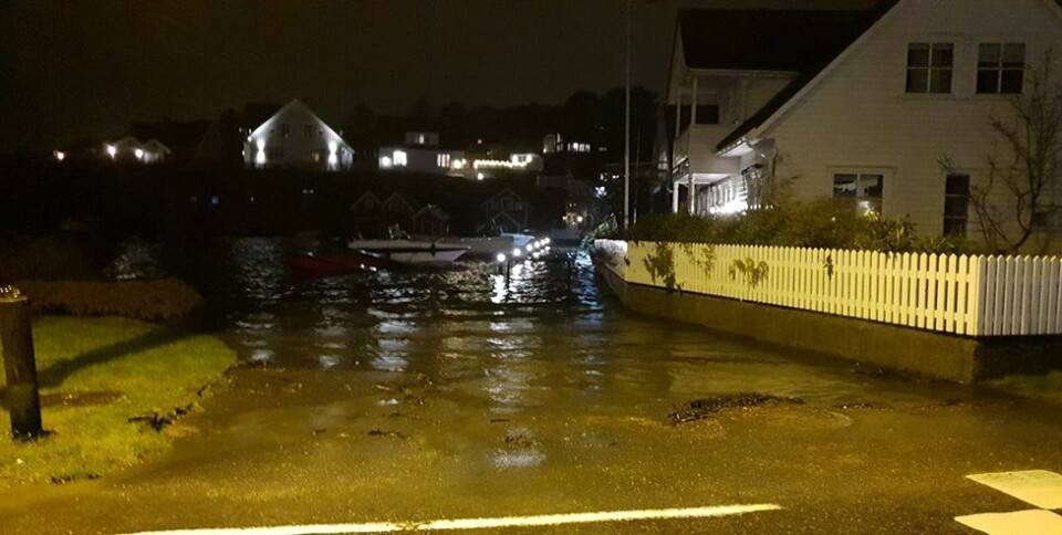 Vi følger stormfloen gjennom natten: - Begynner å gå over kaia i Høllen