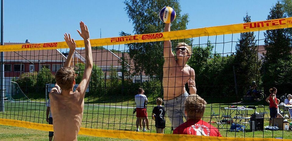 - Bruk sandvolleybanene på Tangvall!