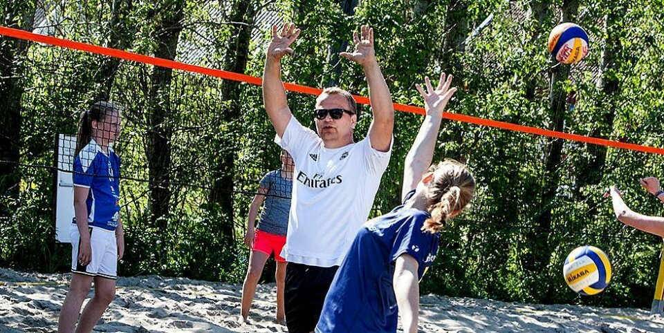 - Bruk sandvolleybanene på Tangvall!