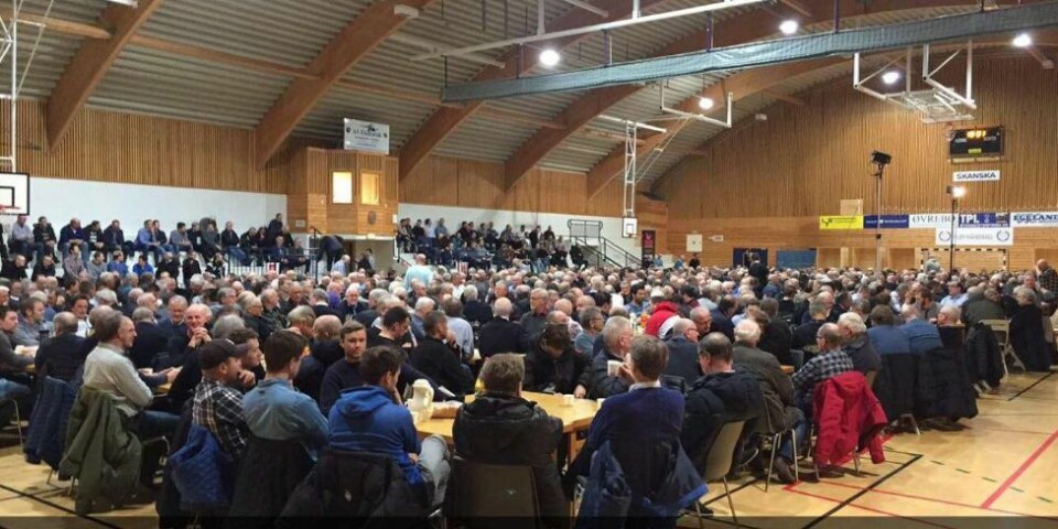 Det kokte, først hos Fiskeeksperten, videre på Bedehuset, så ble det glohett i Flekkerøyhallen; Det ble tidenes «Mannsmøte»
