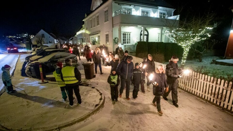 Julegrantenning og fakkeltog i Høllen. Se bildene
