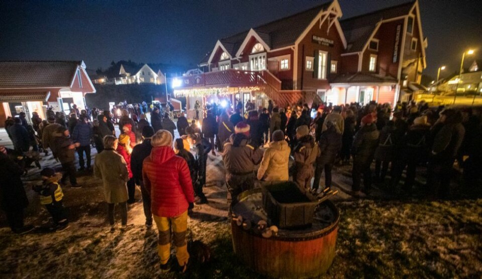 Julegrantenning og fakkeltog i Høllen. Se bildene