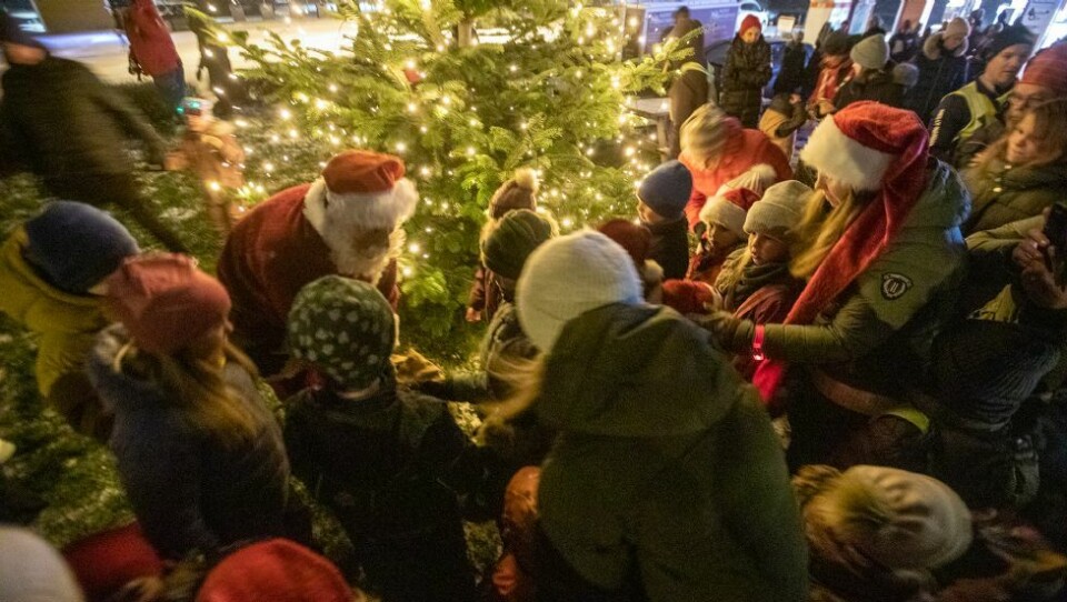 Julegrantenning og fakkeltog i Høllen. Se bildene