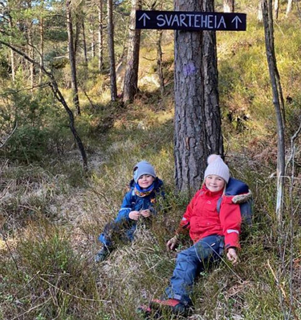 Madelen (7) og Isac (5) laget tursti til Svarteheia