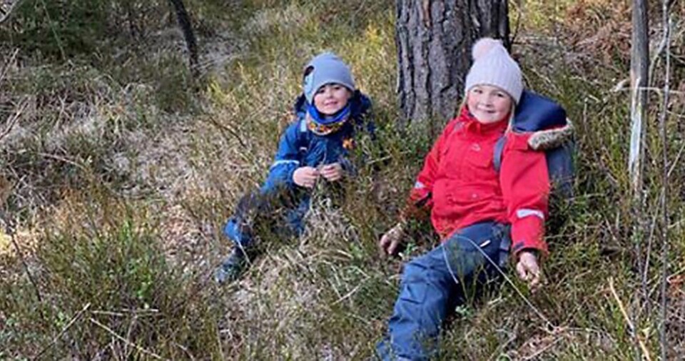 Madelen (7) og Isac (5) laget tursti til Svarteheia