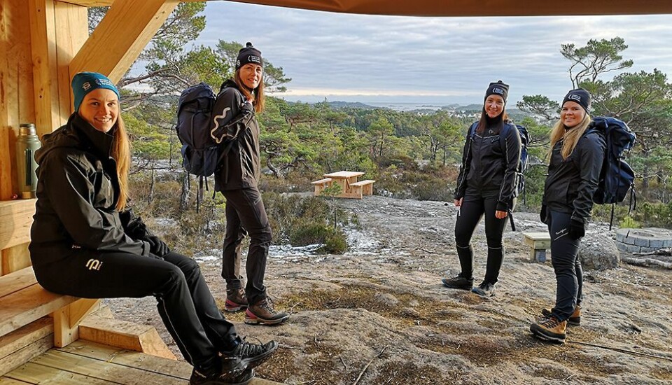 Oppgradert
Svarteheia er lett tilgjengelig både fra Oftenes/Nordalsheia og fra Kjelland. Adkomsten er nylig oppgradert med plankelegging i myr og et par trapper i bratte partier.
Artikkelen fortsetter under bildet.
F.v.: Camilla Fedog, Anne Lill Flo Berge Søreng, Susanne Digervoll og Christina Byberg Olsen fra Søgne og Greipstad Sparebank ved den nye gapahuken på Svarteheia. (Foto: Arnfinn Håverstad).
- Ivrige foreldre og barn har dekorert langs stien med fargerike troll og andre figurer, noe som gjør turen opp til toppen til en opplevelse for store og små. Fra toppen har du en flott utsikt over Søgneskjærgården, fra Uvår i vest til Skarvøya ved Ny-Hellesund i øst.
- Svartheia med Trollstien og gapahuken er i løpet av kort tid blitt et av de mest populære turmål i Søgne. Lørdag var det et yrende liv på toppen og på isen på Uffertjønn som ligger like under Svarteheia, sier Arnfinn Håverstad til N247.