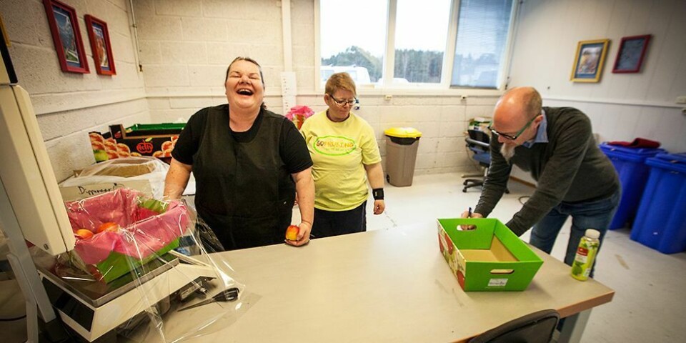 - NTNU-rapporten «Overgang skole arbeid for elever med utviklingshemning» sier at åtte av 10 utviklingshemmede mellom 18 og 25 står uten arbeid. Bare i denne gruppen alene er det altså en massiv arbeidsledighet. Andre grupper har også behov for tilrettelagt jobb. I tillegg er det et solid etterslep fordi det er blitt bevilget penger til altfor få jobber over mange år.
- Derfor er det klart at behovet for nye tilrettelagte arbeidsplasser er svært høyt. Vår arbeidsgiverforening ASVL (kronikk under) anslår behovet til å være minst 800 nye jobber per år. Og det er trolig et konservativt anslag, sier Cecilie Sommerland, Hilde Mortensen og Øystein Sangesland ved
Songvaar på Linnegrøvann i Søgne.
(Bildet t.h. er fra Songvaar Vekst på Linnegrøvann ved en tidligere anledning).
Frokost
De inviterer til «Årets viktigste frokost» i Kristiansand fredag klokken 09.00 - 10.00, krysset Skippergata/Markensgate.
- Det er Songvaar Vekst AS, sammen med Via Partner AS, Blåkors Arbeid og Inkludering, Scan Lamps og KSI AS som ønsker velkommen til arrangementet fredag. Norge er gode på tilrettelagt opplæring i skolen. Men etter endt skolegang sendes mer enn åtte av 10 utviklingshemmede rett ut i arbeidsledighet. Det er våre folkevalgte som sitter med løsningen på problemet. Vårt budskap er enkelt: Vi krever at Stortinget vedtar 100 prosent jobbgaranti for unge utviklingshemmede som kan og vil jobbe, sier de tre til N247 onsdag.
- Hele landet
De forteller videre at tilsvarende frokostarrangementer blir avholdt over hele landet denne dagen.
- Vi vet at utviklingshemmede som får tilbud om varig tilrettelagt arbeidsplass (VTA), opplever bedre livskvalitet enn de som står utenfor. I dag er behovet for VTA-plasser vesentlig større enn tilbudet. I Granavolden-erklæringen går regjeringen inn for å styrke VTA-ordningen. De ønsker en stortingsmelding om hvordan utviklingshemmede kan få oppfylt sine menneskerettigheter.
- Det er bra, men det må gjøres mye mer. Norge investerer tungt i tilrettelagt opplæring, og har ikke råd til å la de samme ungdommene sitte hjemme når skolen er fullført. Det kan ikke vårt samfunn være bekjent av, avslutter de og ønsker velkommen til frokost fredag.