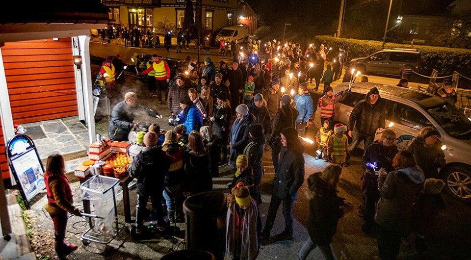 Se glimt fra julegrantenningen i Høllen