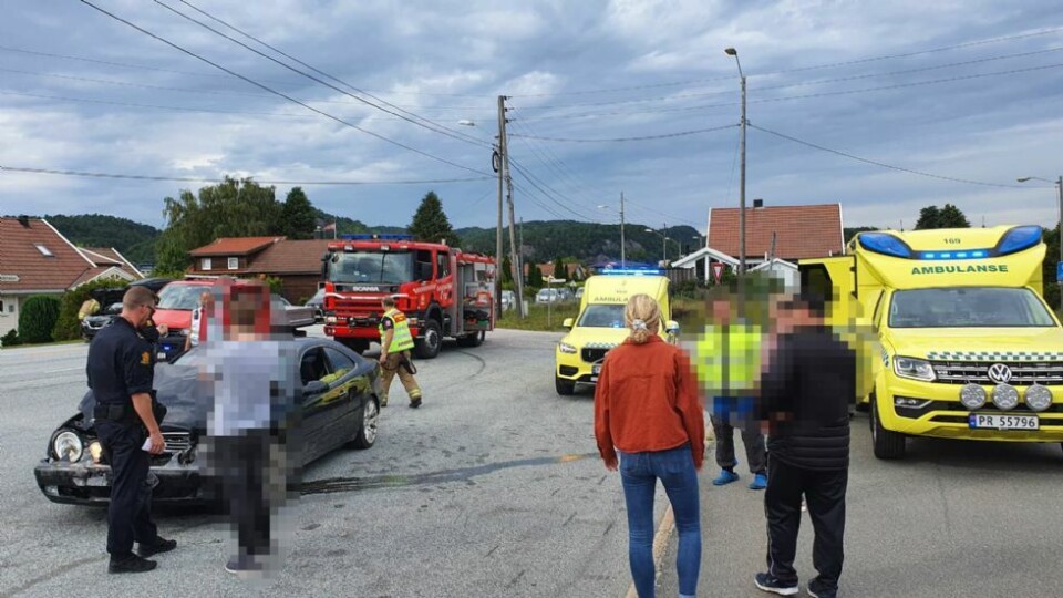 Tre kjøretøy involvert i trafikkulykke på Hølleveien