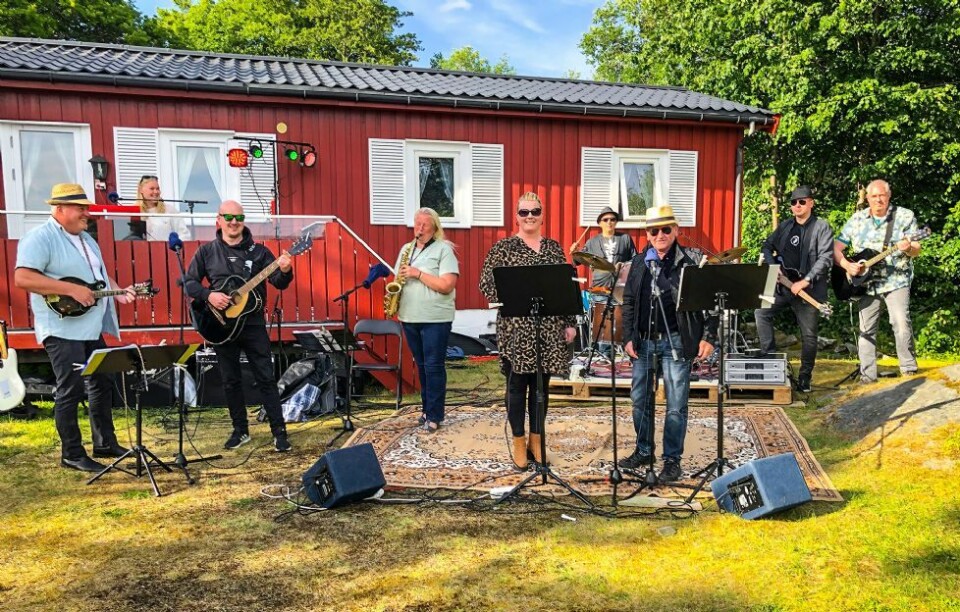 Jubelrop og trampeklapp for amatørene i «Pizzeria Band» i idylliske Grunnevågkilen