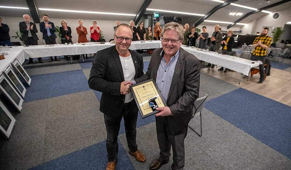 Tildelt hedersmedalje: - Alle er på fornavn med ordfører Johnny