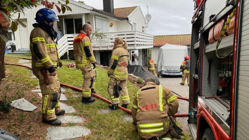 Én person til sykehus etter husbrann