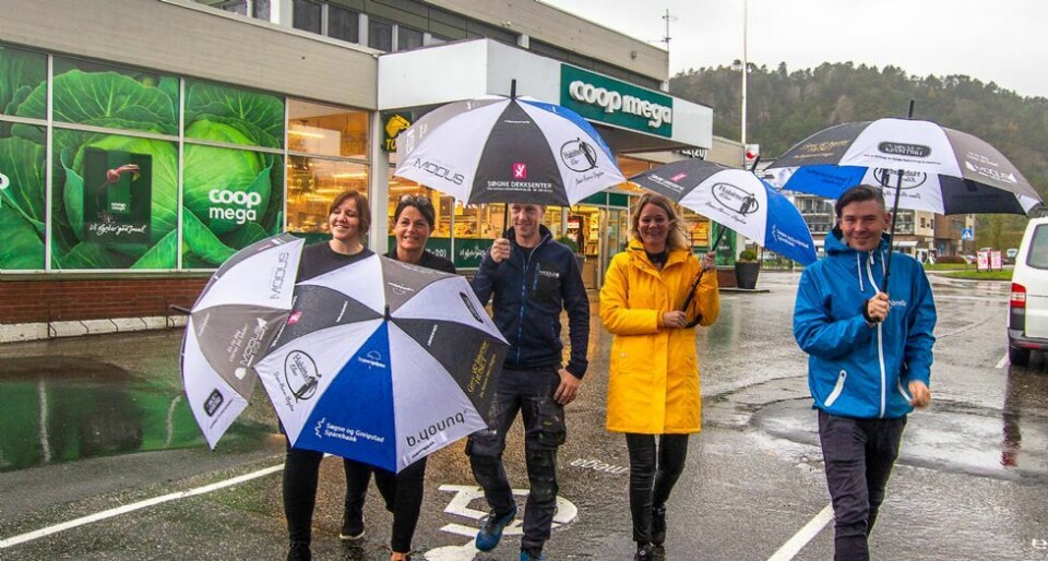 Nå kan du låne paraply på Tangvall når det høljer ned