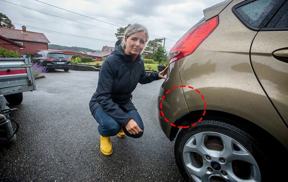 Forsøkte å lakkere skade på påkjørt bil - på stedet