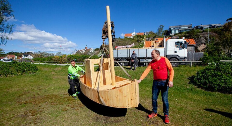 Nå er også båten på plass