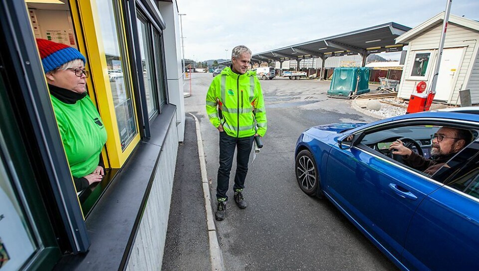 Avviser sorte søppelsekker med et smil og Twist