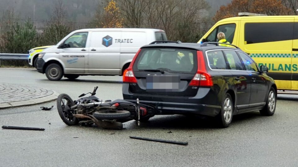 Motorsykkel mot bil på E39