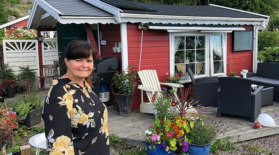 Jorunn stortrives i kolonihagen nede i Kongsgård. Her er hun fotografert foran den flotte hagen hun har stelt i stand. (Foto: Arild Hansen).