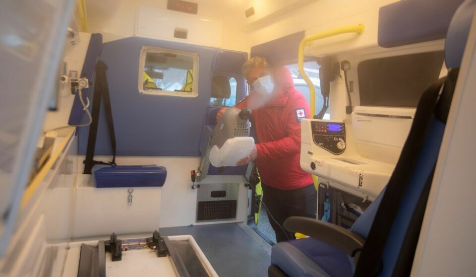 Røde Kors beredskapsambulanser blir godt synlige i bygda lørdag