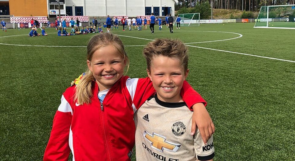 Alexandra og Kristian storkoser seg på «Fløys Sommerfotball» ute i Lindebøskauen. De skal være her i hele juli, og får med seg alle treningene. (Foto: Arild Hansen).