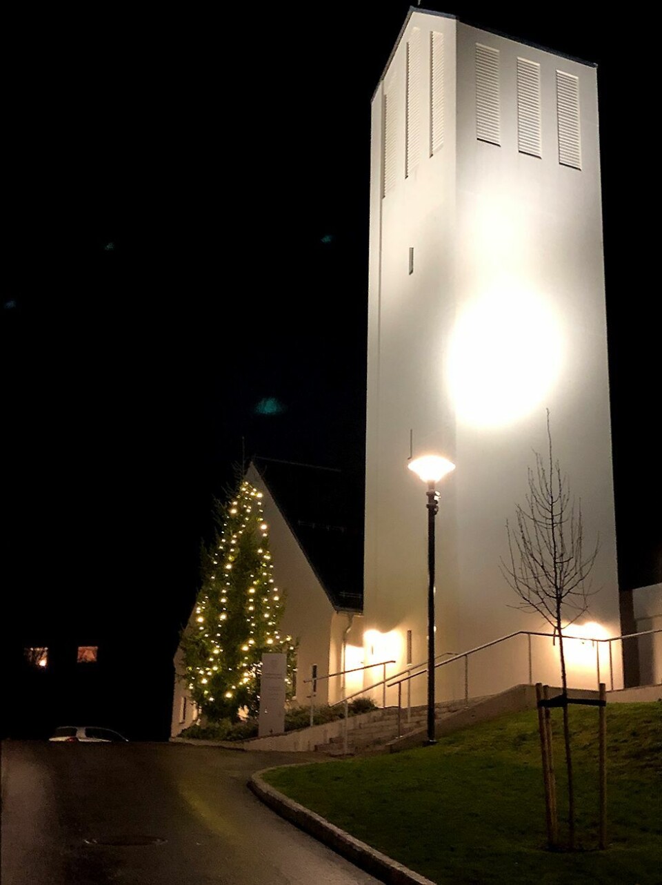 Tre juletrær tent i Høllen