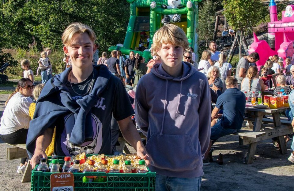 Artikkelen fortsetter under bildet.
- Det var så mye kø ved bodene, så jeg har fått Eskild og Jakob til å ta noen runder for å sørge for at folk får drikke, fortalte leder i velforeningen, Inger Frantzen til N247. (Foto: Jon Aamodt).