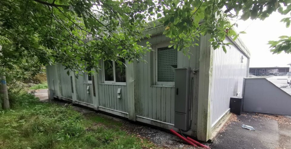 En ungdom til sykehus etter å ha slått inn vindu