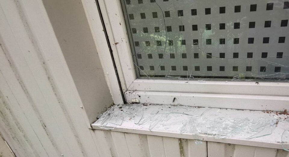 En ungdom til sykehus etter å ha slått inn vindu