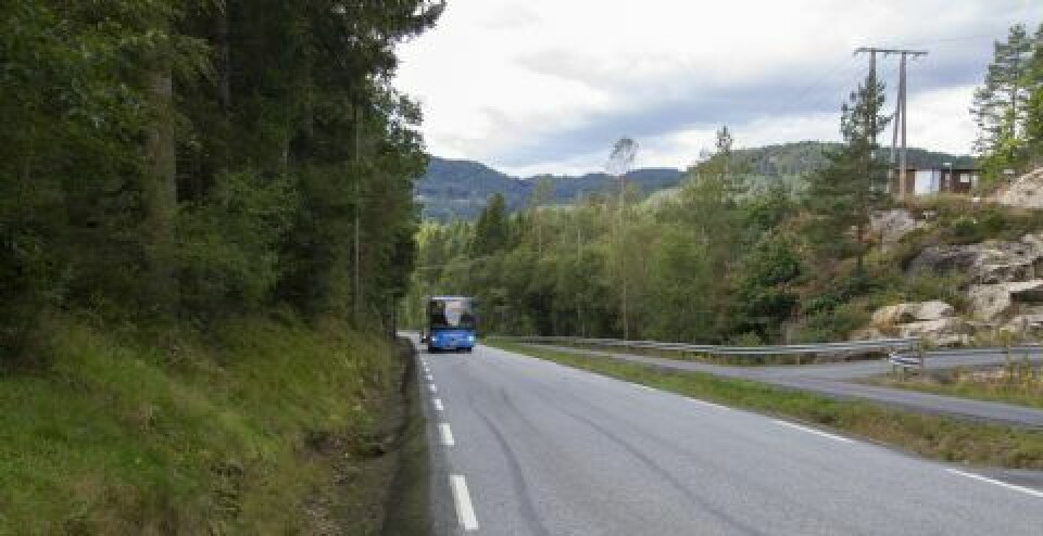 - Det går ikke en vinter uten at en buss står på tverke i denne bakken, sier FrPs Christian Eikeland. (Foto: Jon Aamodt)Ifølge Saudland legges veien til Nodelandsheia snart ut på anbud og skal ha byggestart tidlig i 2018.