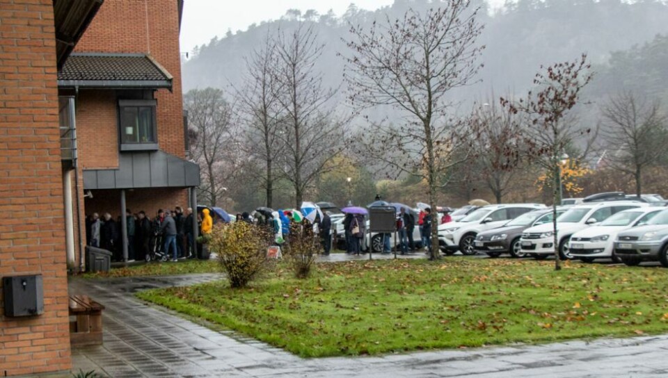 Lang kø for vaksine mandag formiddag